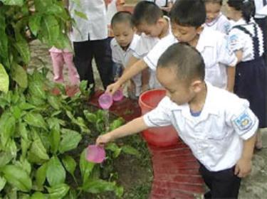 Giờ lao động công ích của các em học sinh Trường tiểu học Kim Đồng, TP Yên Bái.