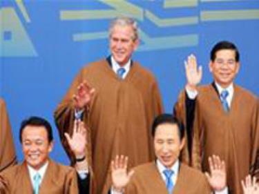 Ông Bush cùng các nhà lãnh đạo Việt Nam, Nhật Bản, Hàn Quốc tại Hội nghị APEC ngày 23/11