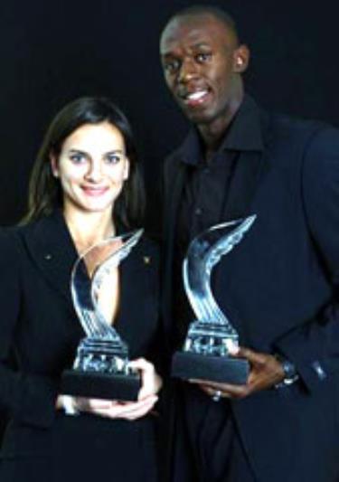 Isinbayeva (trái) và Bolt với danh hiệu nữ, nam VĐV điền kinh xuất sắc nhất trong năm do IAAF trao tặng