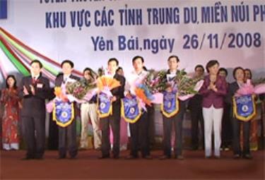 Bà Phạm Thị Thanh Trà và bác sĩ Đặng Quốc Việt tặng hoa và cơ lưu niệm cho các đội tham gia hội thi.