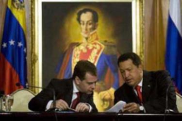 Tổng thống Nga Dmitry Medvedev (trái) và người đồng cấp Venezuela Hugo Chavez tại lễ kí kết các thỏa thuận hợp tác song phương ở Caracas hôm 26/11