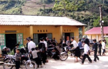 Ở vùng cao, xe máy đã trở thành phương tiện khá phổ biến song ý thức chấp hành Luật Giao thông đường bộ của người dân còn rất yếu.
(Ảnh: Sùng Đức Hồng)
