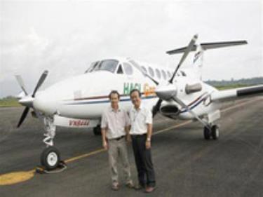 Ông Đoàn Nguyên Đức và ông Nguyễn Thành Trung trong chuyến bay đầu tiên của chiếc Beechcraft King Air 350.