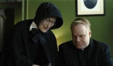 Meryl Streep (trái) vai sơ Aloysinus và Philip Seymour Hoffman vai cha Flynn trong phim Doubt