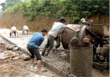 Đồng bào Thái xã Hát Lừu (Trạm Tấu) bê tông hóa đường liên xã, liên thôn.
(Ảnh: Sùng A Hồng)

