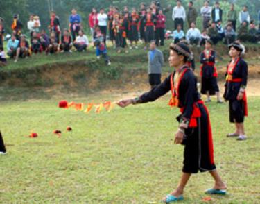 Nhiều người tham gia ném còn trong ngày hội.