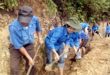 Thanh niên tình nguyện tham gia làm thủy lợi tại xã Chế Cu Nha (Mù Cang Chải). (Ảnh: Thu Hạnh)
