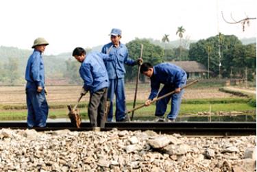 Công nhân Công ty Quản lý đường sắt Yên Lào duy tu, bảo dưỡng đường. (Ảnh: Thu Hạnh)