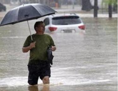 Người đàn ông đi trên đường phố Rio de Janeiro ngày 6/4.