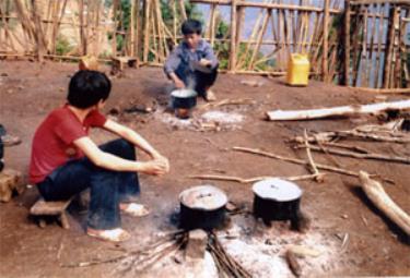 Bếp nấu cơm của học sinh là một góc sân trường.