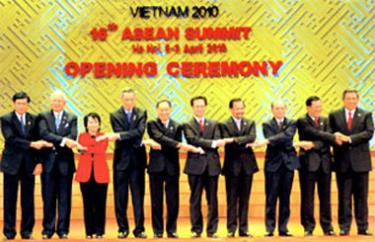 Thủ tướng Nguyễn Tấn Dũng và Trưởng đoàn 
các nước ASEAN.