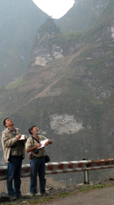 Hai giáo sư trong nhóm chuyên gia thẩm định của UNESCO kiểm tra về địa chất của cao nguyên đá Hà Giang.