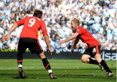 Paul Scholes (phải) tác giả của bàn thắng quyết định trong trận derby thành Manchester.