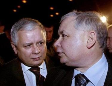 Ông Jaroslaw Kaczynski (phải) và cố Tổng thống Ba Lan Lech Kaczynski trong một bức ảnh năm 2006.