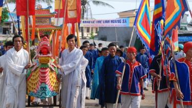 Thuyền rồng chở những linh vị hùng binh Hoàng sa trên đường về đình làng An Vĩnh.