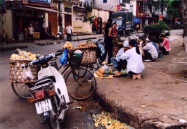 Do không có sự tuần tra thường xuyên và xử lý nghiêm minh nên những người bán hàng rong khu vực đường nội thị thành phố Yên Bái vẫn ngang nhiên sử dụng vỉa hè làm nơi họp chợ.
