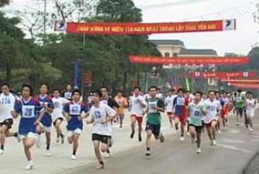 Các vận động viên ở nội dung nam chính trên đường chạy đua 7km.