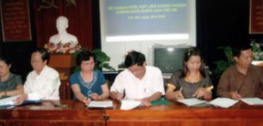 Lãnh đạo đại diện các sở, ban, ngành ký kết 