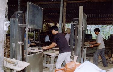 Đoàn viên thanh niên xã Minh Bảo (thành phố Yên Bái) tham gia lao động tại một xưởng gỗ xẻ ở địa phương.

