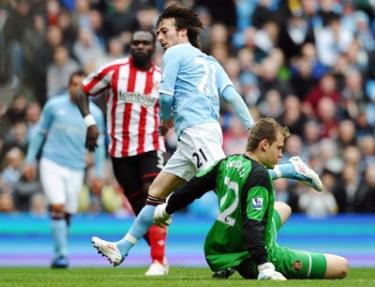 David Silva (số 21), tác giả bàn thắng nâng tỷ số lên 2 - 0 cho Manchester City.