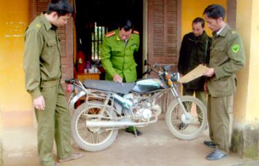 Công an Châu Quế Hạ kiểm tra phương tiện xe máy đối tượng đánh bạc trên địa bàn.