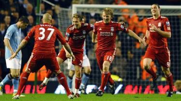 Niềm vui ghi bàn của các cầu thủ Liverpoo, từ trái sang: Skrtel, Lucas, Dirk Kuyt và Andy Carroll.