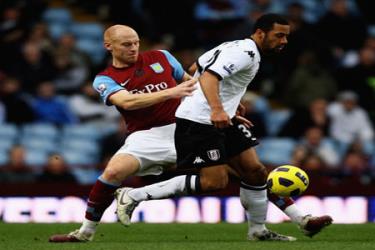 Phong độ cao của James Collins (trái) đã góp phần quan trọng vào thắng lợi của Aston Villa.