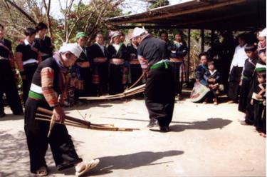 Người Mông múa khèn trong ngày hội.
