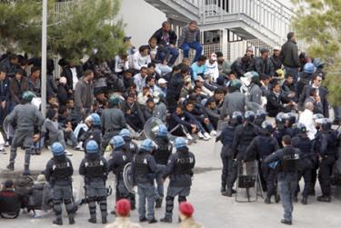 Người nhập cư Tunisia tập trung trên đảo Lampedusa của Ý.