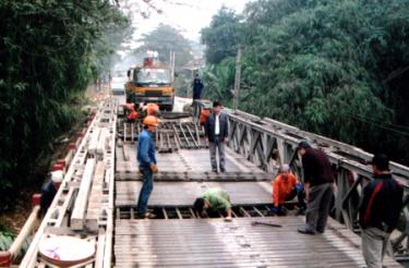 Cầu Ngòi Lực trong tình trạng quá tải đang được tu sửa.
