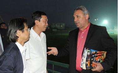 Stoichkov trao đổi với Phó chủ tịch LĐBĐ Việt Nam Nguyễn Lân Trung và TTK Trần Quốc Tuấn