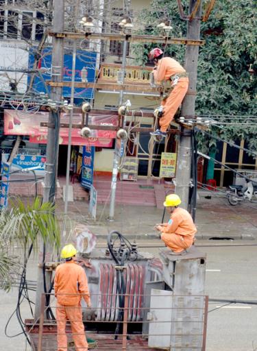 Công nhân Công ty điện lực Yên Bái tu sửa lưới điện trước mùa mưa bão.