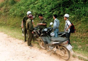 Công an xã Tân Hợp tăng cường tuần tra để đảm bảo an toàn giao thông trên địa bàn xã. (Ảnh: A Mua)