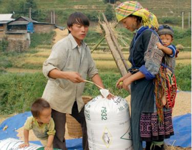 Tuyên truyền dân số để mỗi gia đình chỉ 2 con ở vùng đồng bào Mông Mù Cang Chải chưa đạt kết quả mong muốn. Ảnh MQ