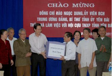 Đồng chí Bí thư Tỉnh ủy tặng quà chúc mừng Hội cựu TNXP tỉnh Yên Bái