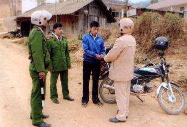 Công an huyện Mù Cang Chải thường xuyên kiểm tra các phương tiện tham gia giao thông trên địa bàn.