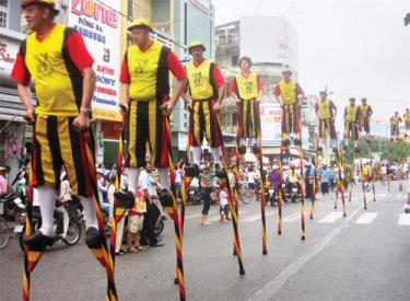 Đoàn cà kheo Vương quốc Bỉ biểu diễn tại Festival 2010.