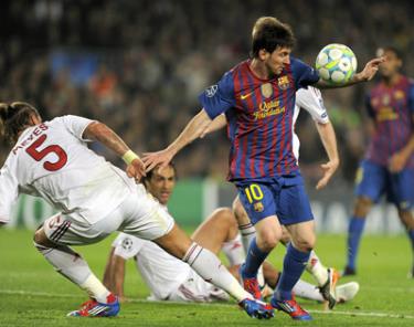 Tiền đạo Lionel Messi (số 10) tung hoành giữa hàng phòng ngự AC Milan.