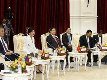 Thủ tướng Nguyễn Tấn Dũng dự Phiên Lãnh đạo ASEAN gặp Đại diện Liên minh Nghị viện ASEAN.