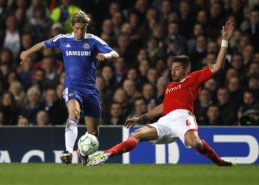 Tiền đạo Fernando Torres (trái, Chelsea) vượt qua sự truy cản của Javi Garcia (Benfica)