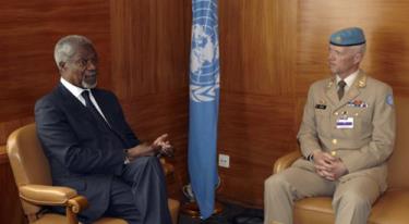 Ông Kofi Annan và Thiếu tướng Mood tại trụ sở của Liên Hợp Quốc tại Geneva.