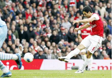 Mikel Arteta (áo đỏ, Arsenal) ghi bàn thắng duy nhất hạ Man.City ở phút 87.