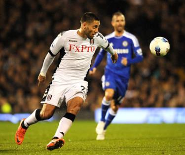 Tiền đạo Clint Dempsey (trái) - tác giả ghi bàn vào lưới Chelsea quân bình tỷ số 1 - 1 cho Fulham.