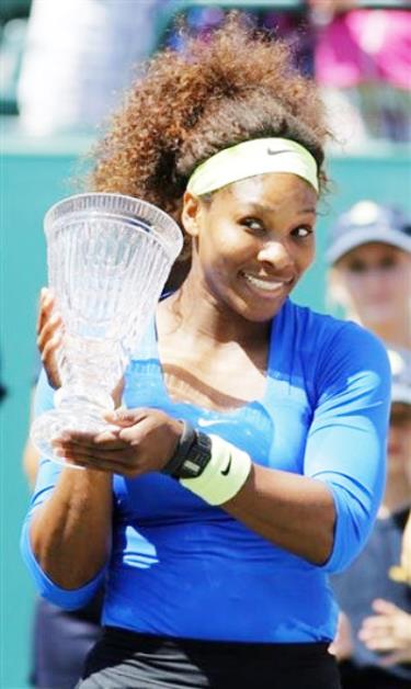 Serena Williams làm dáng với chiếc cúp vô địch Family Circle Cup 2012.
