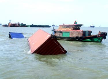 Container của tàu Trường Hải Star trôi dạt trên biển.