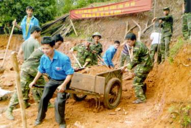 Đoàn viên thanh niên các đơn vị san tạo mặt bằng hỗ trợ gia đình em Trần Ngọc Điệp, hộ nghèo của xã Minh Bảo kiên cố hóa nhà ở.