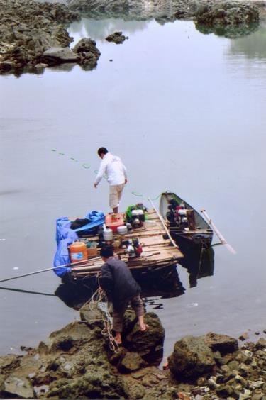 Một chiếc thuyền đang tìm kiếm cổ vật trong lòng sông Chảy đoạn thuộc địa bàn xã Vĩnh Kiên (huyện Yên Bình).