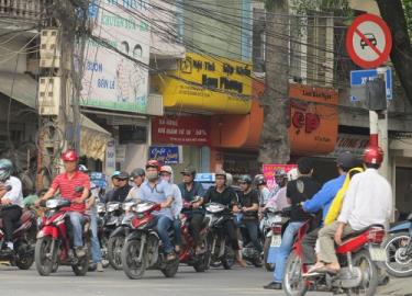 Biển báo cấm vẫn tồn tại, ngay cả trong thời gian Sở có quyết định cho xe con lưu thông 2 chiều.
