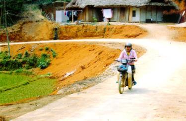 Mở rộng, kiên cố hóa đường giao thông nông thôn, tạo điều kiện thuận lợi cho phát triển kinh tế - xã hội tại nhiều địa phương.