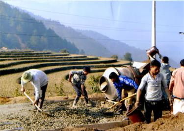 Làm đường giao thông nông thôn ở vùng cao Trạm Tấu.